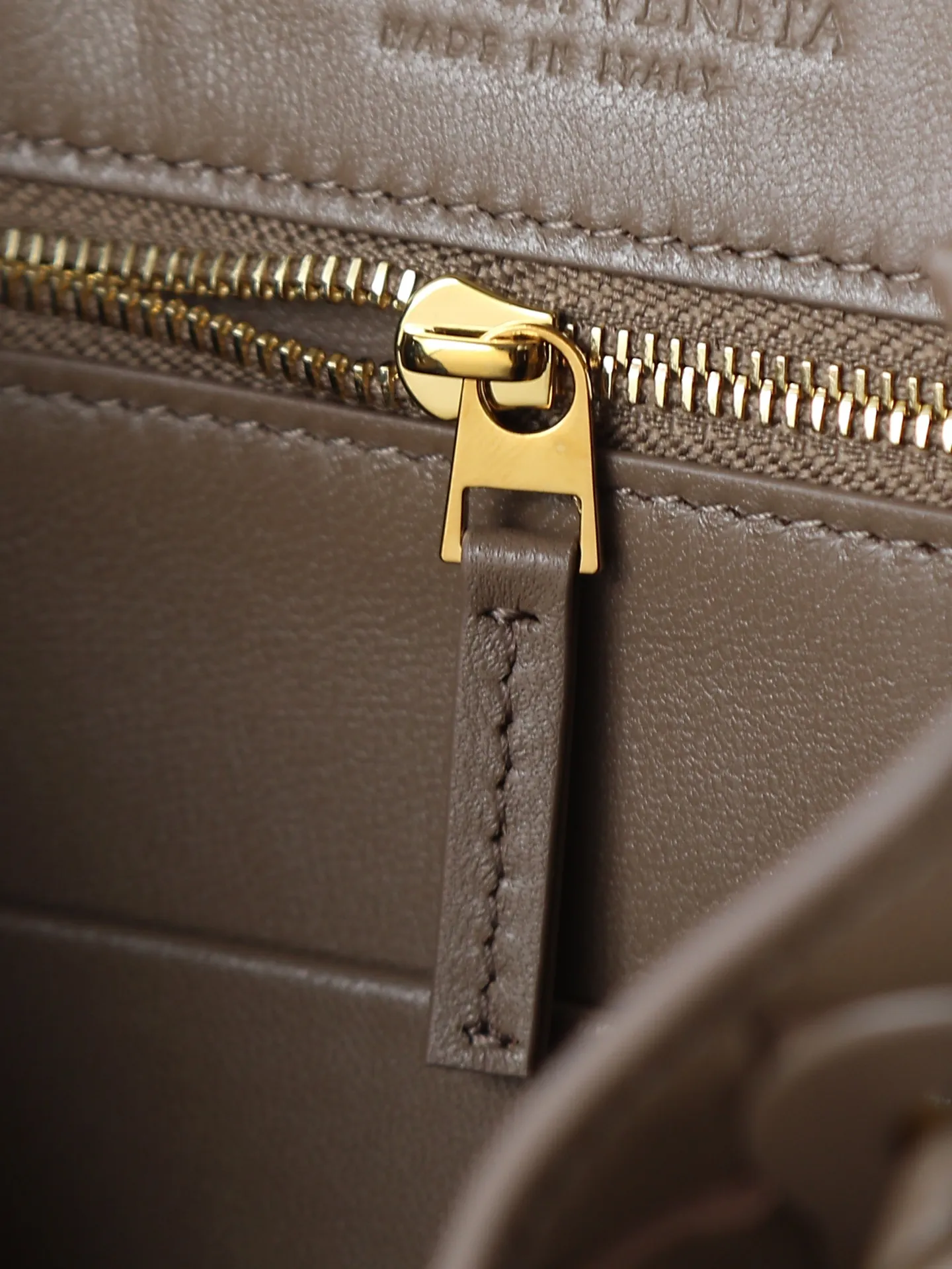 1300. Andiamo is shipping‼ ️Really popular🔥The new Andiamo woven handbag launched by Bottega Veneta this season is really popular all over the world! ! Celebrities at home and abroad have worn it, and Oscar-winning actress Michelle Yeoh has taken it out on the street. Song Jia, Trai Yala, Yu Feihong, Sanji Ayaka, Rosie Hunting-Whiteley, Yoshioka Riho, etc. have all worn this bag. It is classic and versatile and shows off your temperament, and the bag capacity is also large, which is very convenient for daily commuting! ! A variety of carrying methods, the shoulder straps can be adjusted by yourself, the original lambskin feels soft and delicate, and the unisex style breaks the gender boundaries and brings a more practical and long-lasting use experience. Andiamo, which has both elegant and casual styles, perfectly interprets the true appearance of "fashionable old money style". Style number: 766014 Size: 25*22*10.5cm